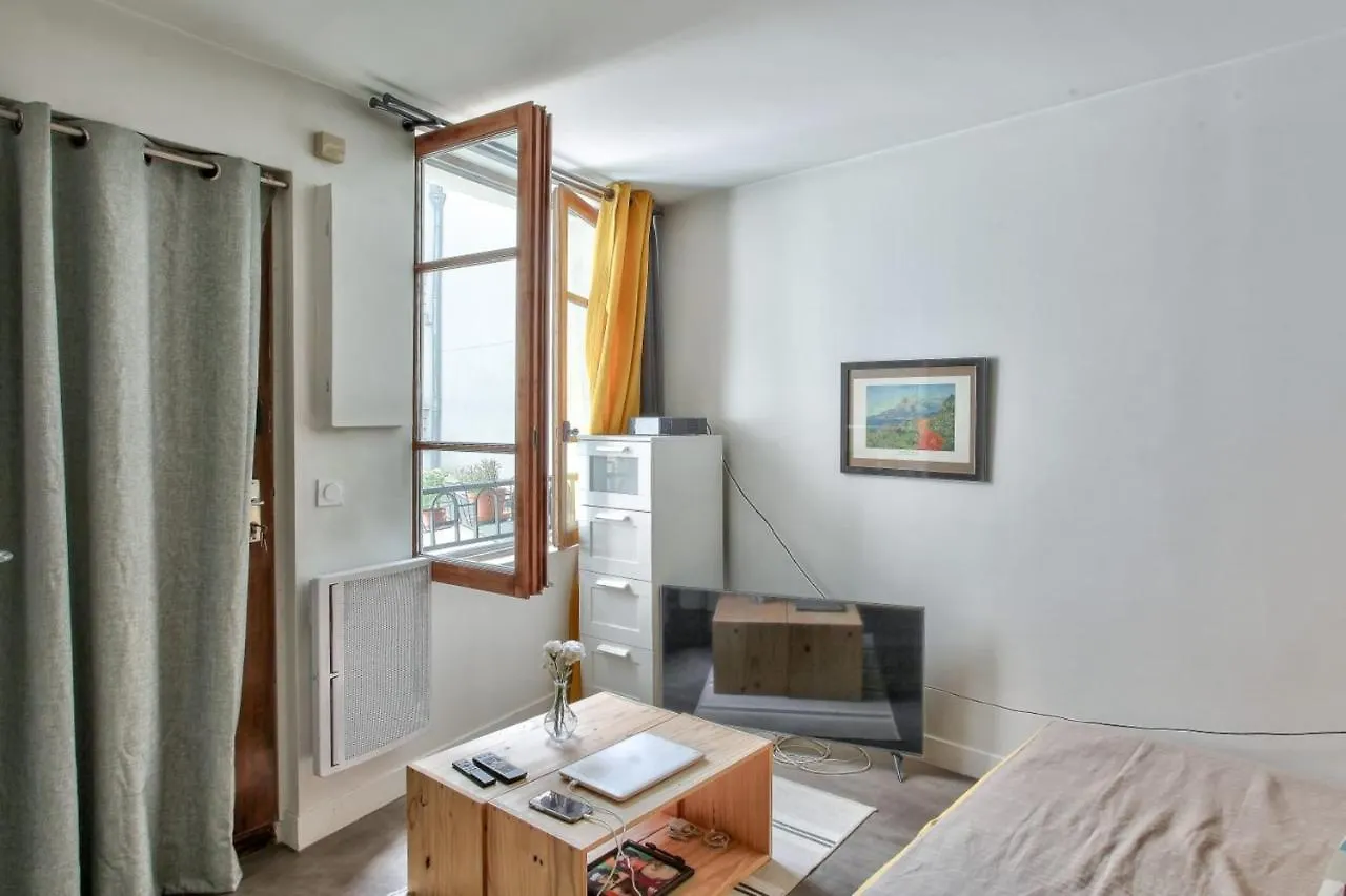 Pleasant Parisian Studio Apartment